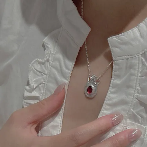 Collana Pendente a Forma di Bottiglia d'Acqua Opaca Vintage in Argento Sterling S925 per Donna con Strass Rosso Girocollo Retrò