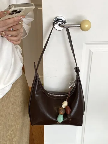 Sac à Bandoulière Minimaliste en Cuir PU pour Femmes Sac Underarm Vintage Sac Crossbody Polyvalent Sac à Main Chic Avec Pendentif de Perles