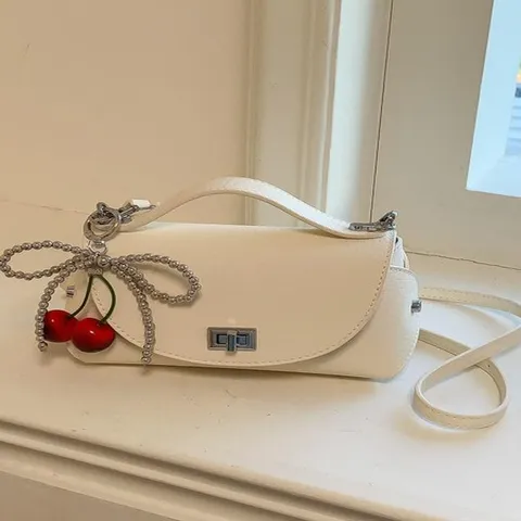 Femmes Mode PU Cuir Épaule Bandoulière Sac Petit Carré Sac Avec Chaîne Et Cerise Pendentif Quotidien Navette Sac à Main