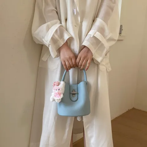Femme Mode PU Cuir Sac Seau Petit Sac Bandoulière Avec Fermeture à Serrure Et Mignon Pendentif Lapin en Peluche