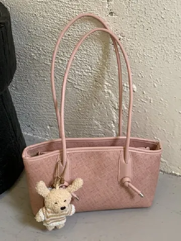 Grand Sac Cabas Pour Femmes Cuir PU Sac Bandoulière Décontracté Commuter Sac D'Aisselle Avec Pendentif Ours Sac à Main