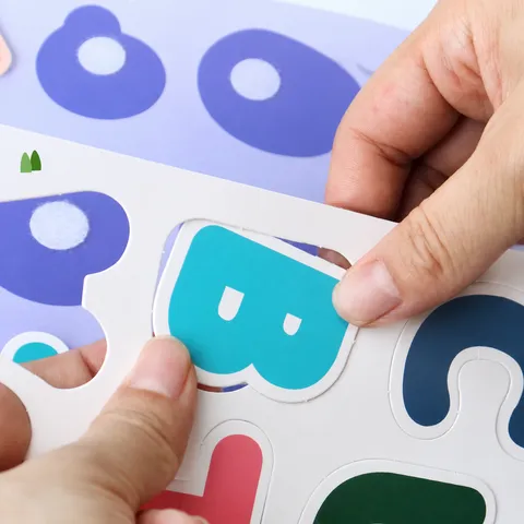 Libro Tranquillo Educativo per Bambini Libro Impegnato Montessori Giocattolo Sensoriale di Apprendimento per Bambini Libro di Adesivi Interattivo per la Prima Infanzia