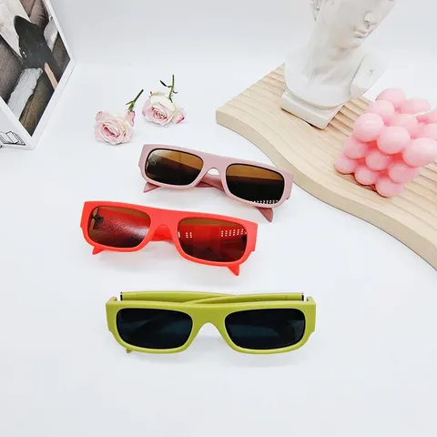 Gafas de Sol Cuadradas Pequeñas Retro para Mujeres Hombres Gafas de Sol Rectangulares Vintage Decoración de Remaches Tendencia Moda Exterior