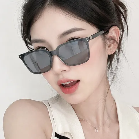 Gafas de Sol de Moda con Montura Cuadrada para Mujer Hombre Diseño de Remaches Metálicos Protección UV400 Lente PC Estilo Ins Retro