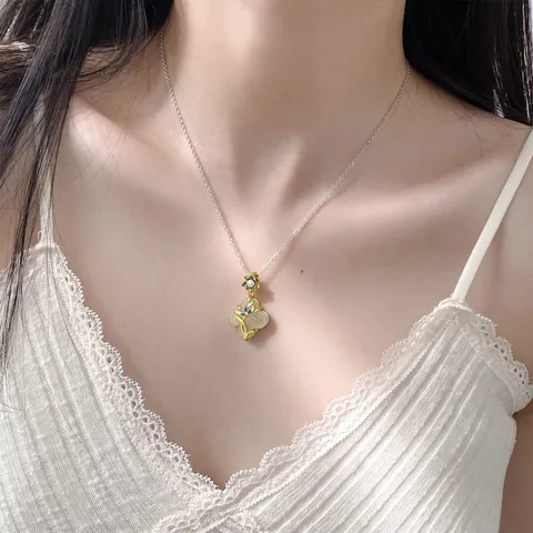 Ciondolo Quadrifoglio in Argento Sterling S925 e Giada Hetian con Perla Artificiale e Smalto Floreale per Donna (Senza Catena)