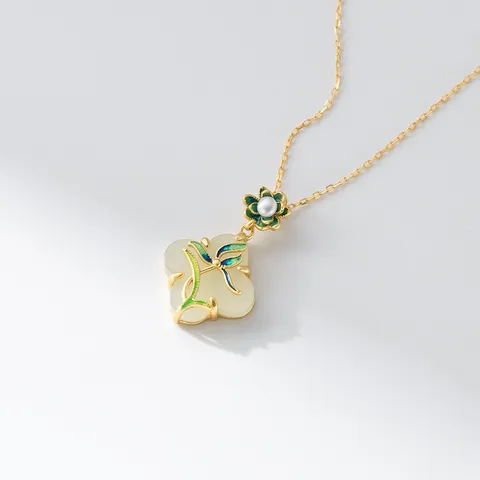 Ciondolo Quadrifoglio in Argento Sterling S925 e Giada Hetian con Perla Artificiale e Smalto Floreale per Donna (Senza Catena)