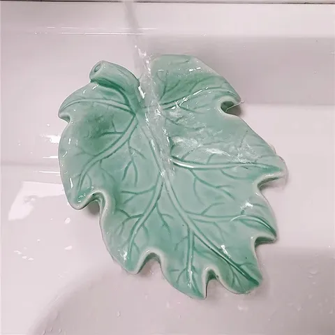 Leaf Shaped Ceramic Soap Dish Bathroom Drainage Soap Holder Tray Modern Decorative Leaf Soap Tray For Washbasin Sink Shower