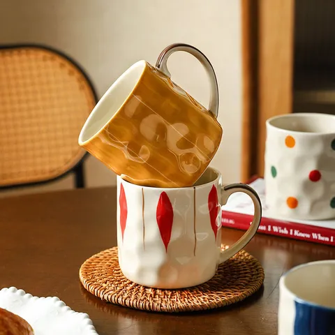 Tasse en Céramique Créative Japonaise Tasse à Café Rétro en Relief Avec Poignée Cadeau de Verrerie de Bureau et de Maison pour Femmes