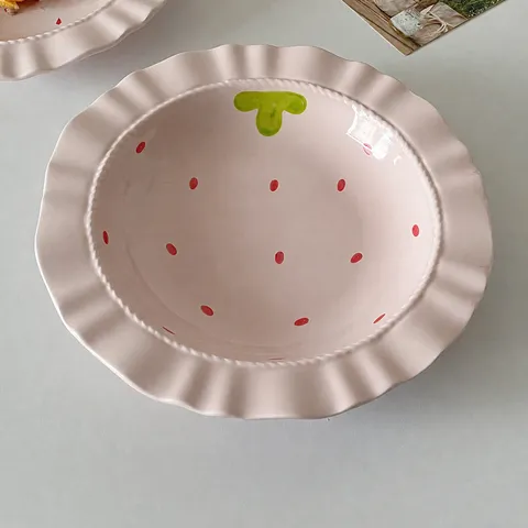 Assiette Plate en Céramique Style Chapeau de Paille Ins Mignon Français Couleur Sous Glaçage Motif Fraise Cœur Plat à Steak