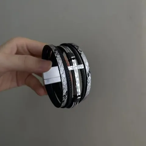 Dames Meerlaags Leer Kruis Armband Mode Koperlegering Punk Stijl Zwarte Polsband Chique Dagelijkse Sieraden Cadeau