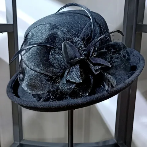 Women Woolen Felt Fedora Hat Vintage French Rolled Edge Bucket Hat With Mesh Flower Elegant Autumn Winter Cloche Hat Jewelry