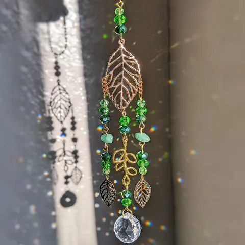Acchiappasole con Foglia di Cristallo Ornamento Sospeso per Finestra Foglie di Metallo Dorato con Perline Verdi e Sfera di Cristallo a Prisma Arredamento per la Casa