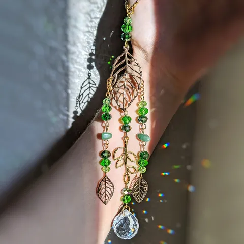 Acchiappasole con Foglia di Cristallo Ornamento Sospeso per Finestra Foglie di Metallo Dorato con Perline Verdi e Sfera di Cristallo a Prisma Arredamento per la Casa