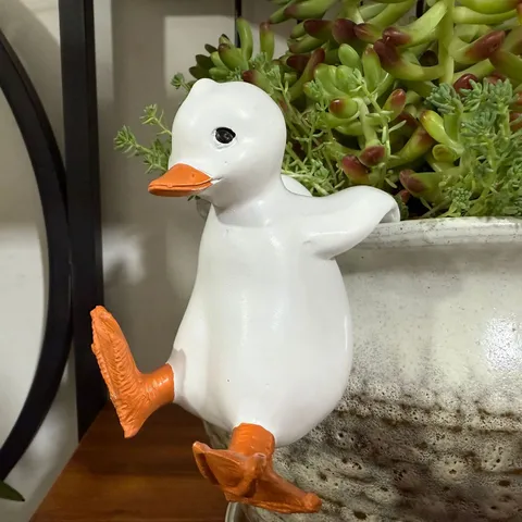 Resin Duck Figurine Hanging Pot Ornament Cute Animal Statue Plant Pot Edge Decor Modern Minimalist Home Garden Decoration