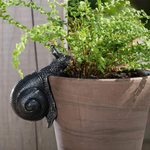 Synthetic Resin Snail Statue Garden Ornament Cute Animal Hanging Sculpture Pot Plant Decor Modern Minimalist Style