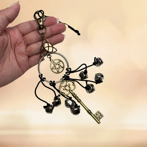 Vintage Bruja Llave Mágica Timbre Colgante Adorno Campanas Pentagrama Metal Colgante Para Hogar Cocina Puerta Pared Decoración