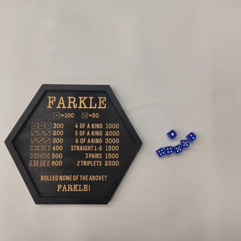 Hölzernes Farkle Würfeltablett Brettspiel Lasergesgravierte Anzeigetafel Familie Party Tischspiel Kiefernholz Würfelhalter