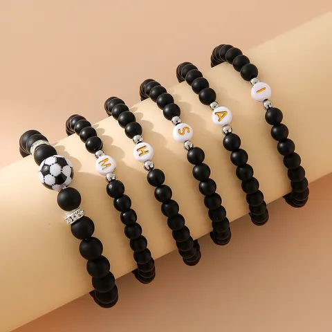 Bracciale da Uomo in Perline di Vetro Nero Opaco con Lettera in Acrilico a Forma di Calcio Gioielli Sportivi Quotidiani