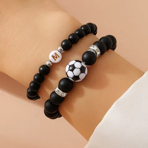 Bracciale da Uomo in Perline di Vetro Nero Opaco con Lettera in Acrilico a Forma di Calcio Gioielli Sportivi Quotidiani