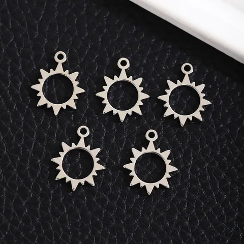 Pendentifs Ajourés en Alliage Soleil Étoile Lune pour la Fabrication de Colliers et Bracelets DIY Charms Célestes Accessoires de Bijoux en Argent