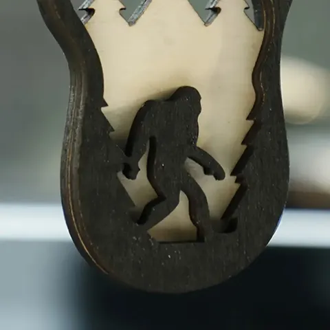 Ornement Suspendu de Voiture Bigfoot en Bois Pendentif Homme Sauvage de Forêt Évidé Double Couche Décoration Intérieur Auto