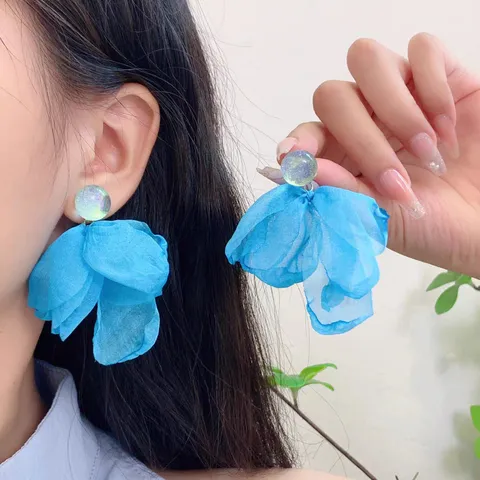 Damen Mode Harz Perle Stoff Blumen Ohrringe im Resort Stil Süßer Hänge Schmuck Elegantes Accessoire Geschenk