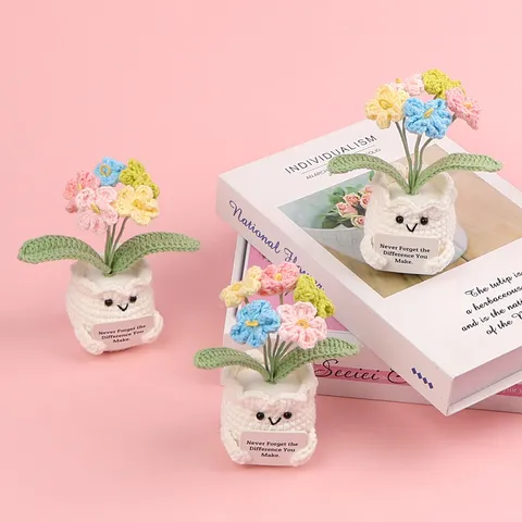 Ornement de Bureau de Fleur en Pot de Myosotis Multicolore Tricoté en Fil Fait Main Mignon Visage Souriant Base Blanche Avec Carte pour Décoration Maison Bureau