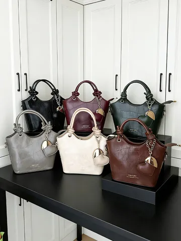 2025 Moda Mujer Bolso de Cubo Patrón Cocodrilo Cuero PU Bolso de Hombro Casual Con Colgante Corazón Asa Nudo Bolso de Mano
