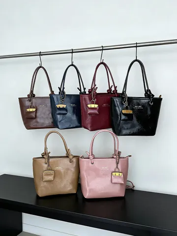 Retro PU Leder Tote Bag Für Damen Casual Glänzendes Finish Schulter Eimer Tasche Umhängetasche Mit Mini Anhänger Dekor
