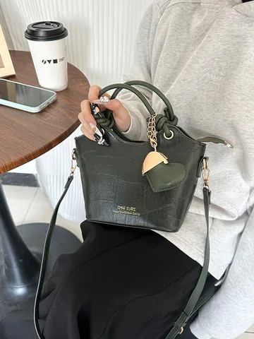 2025 Mode Damen Krokodilmuster Eimertasche PU Leder Lässige Schultertasche Mit Herzanhänger Knotengriff Verstellbarer Riemen Handtasche