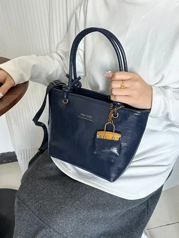 Ρετρό Τσάντα Tote από Δέρμα PU για Γυναίκες Casual Γυαλιστερό Φινίρισμα Τσάντα Ώμου Κουβάς Χιαστί Με Μίνι Διακοσμητικό Κρεμαστό