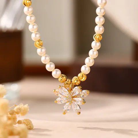 Elegante Kupfer Künstliche Perle Halskette Für Frauen Blume Schmetterling Anhänger Strass Choker Modeschmuck Geschenk