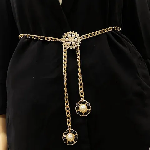 Catena da Vita alla Moda da Donna Cintura in Catena di Metallo Intrecciata in Pelle PU Elegante Ciondolo di Perla Camelia Abito Vestito Cintura Decorativa