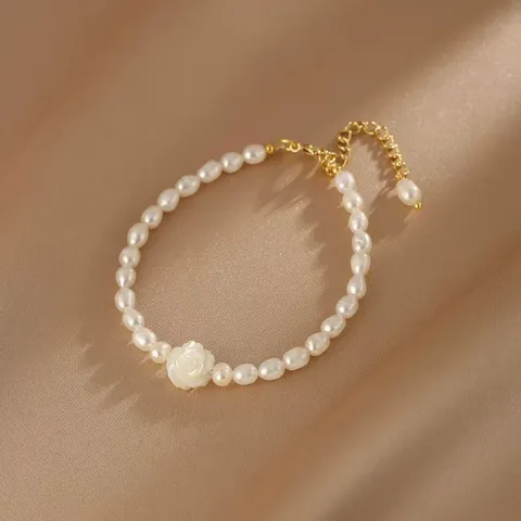Set Collana e Bracciale in Perle d'Acqua Dolce Naturali Fiore di Camelia in Conchiglia per Donna Gioielli Placcati Oro
