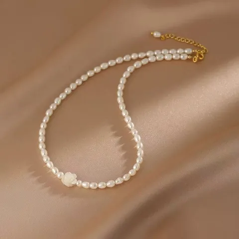 Set Collana e Bracciale in Perle d'Acqua Dolce Naturali Fiore di Camelia in Conchiglia per Donna Gioielli Placcati Oro