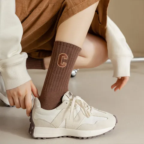 Calze a Tubo Medio in Cotone Autunno Inverno da Donna Calze Sportive Casual Ricamate con Lettere