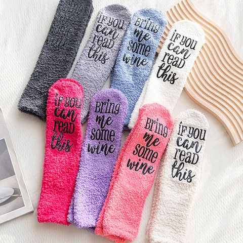 Chaussettes de Sol en Polaire Corail Chaudes d'Hiver pour Femmes Épaissies Antidérapantes Mignonnes Imprimé de Lettres Chaussettes de Vin Confortables Cadeau