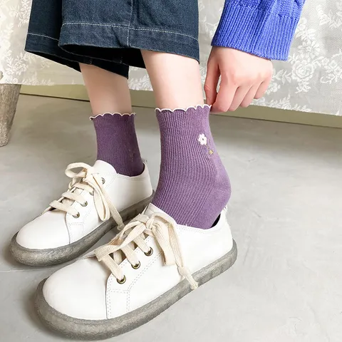 Japanischer Stil Blumen Bestickt Rüschenrand Manschette Mittlere Schaft Socken Damen Baumwolle Lässige Süße Socken