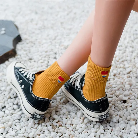 Damen Japanischer Stil Crew Stacking Socken Baumwolle Regenbogen Herz Stickerei Umgeschlagener Bund Lässige Süße Studentensocken