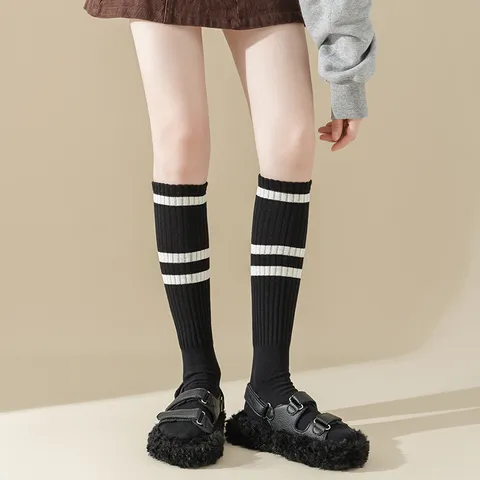 Damen Lange Schlauch Socken Baumwolle Preppy Stil Gestreift Einfarbig Kniethoch Socken Lässige Mode Strumpfwaren