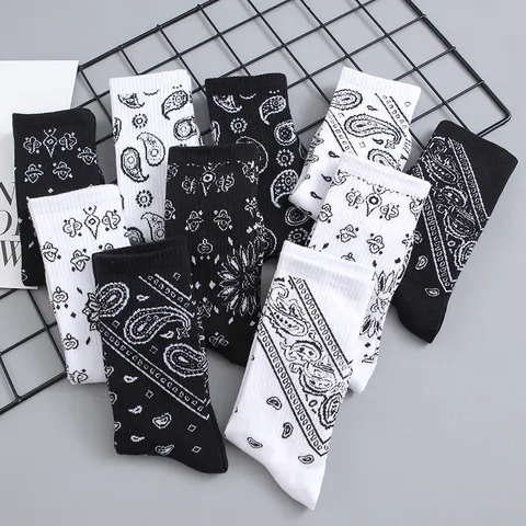Unisex Streetwear Mid Tube Cotton Socks Black And White Paisley Floral Printed Fashion Casual Crew Socks For Men Women