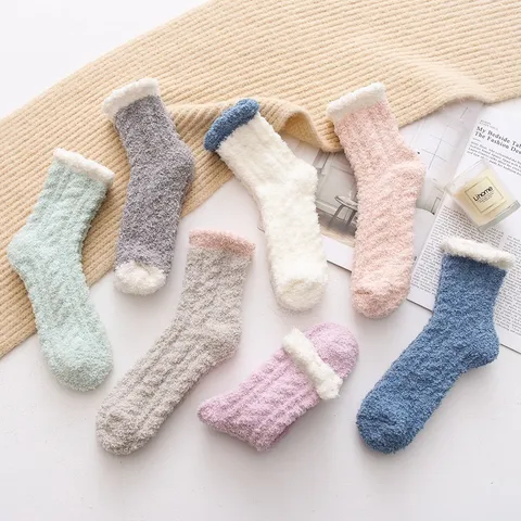 Damen Winter Verdickt Korallenfleece Mittlere Rohrsocken Japanischer Stil Einfernfarbig Zopfmuster Warme Bodensocken