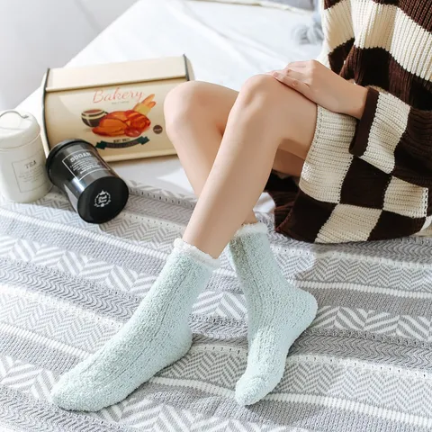 Damen Winter Verdickt Korallenfleece Mittlere Rohrsocken Japanischer Stil Einfernfarbig Zopfmuster Warme Bodensocken