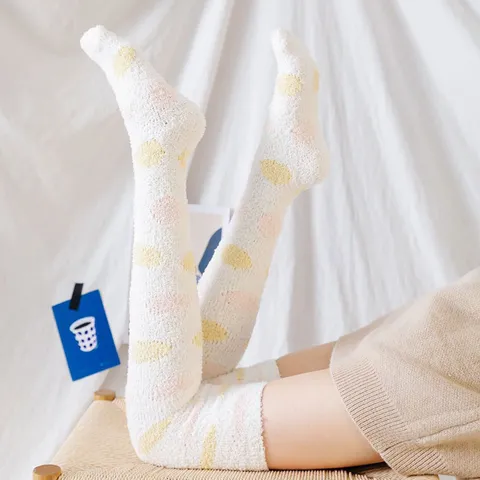 Damen Winter Verdickt Korallenfleece Über Knie Schlaf Socken Süße Punkte Oberschenkel Hohe Warme Lange Socken Für Zuhause Tägliche
