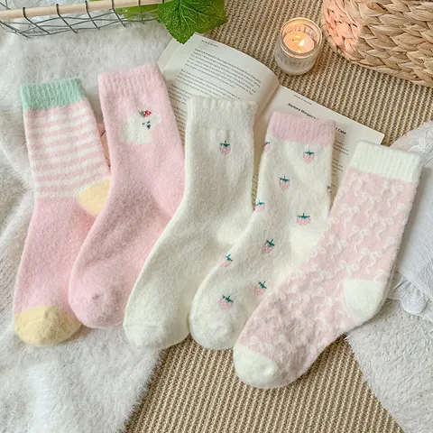 Chaussettes en Peluche Thermiques Épaissies d'Hiver pour Femmes Mignonnes Style Japonais Douces Rayées Rose Fraise Nœud Chaudes
