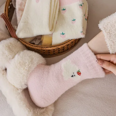 Chaussettes en Peluche Thermiques Épaissies d'Hiver pour Femmes Mignonnes Style Japonais Douces Rayées Rose Fraise Nœud Chaudes