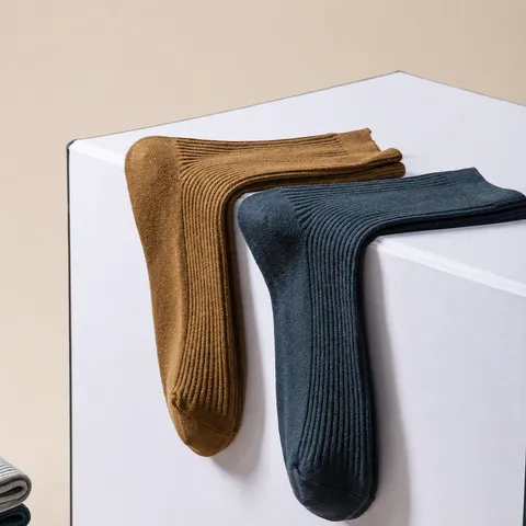 Herren Casual Einfarbige Crew Socken Baumwolle Atmungsaktiv Schweißableitend Gerippte Mittelhohe Socken Alltagsbekleidung