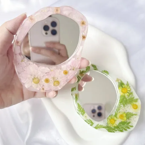Unregelmäßiger Frischer Blumen Handspiegel Tragbares Harz Handwerk Geschenk Echte Getrocknete Gänseblümchen Muster Schminkspiegel Für Damen