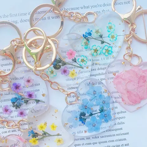 Herzförmiger Epoxidharz-Schlüsselanhänger Mit Echten Blumen Vergoldeter Legierungsring Für Damen Tasche Auto Anhänger Geschenk