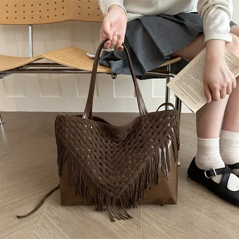 Borsa Tote da Donna Boho in Camoscio Intrecciata a Mano con Frange Borsa a Spalla con Nappe Geometriche Traforate Minimalista Urbano Spiaggia Vacanza